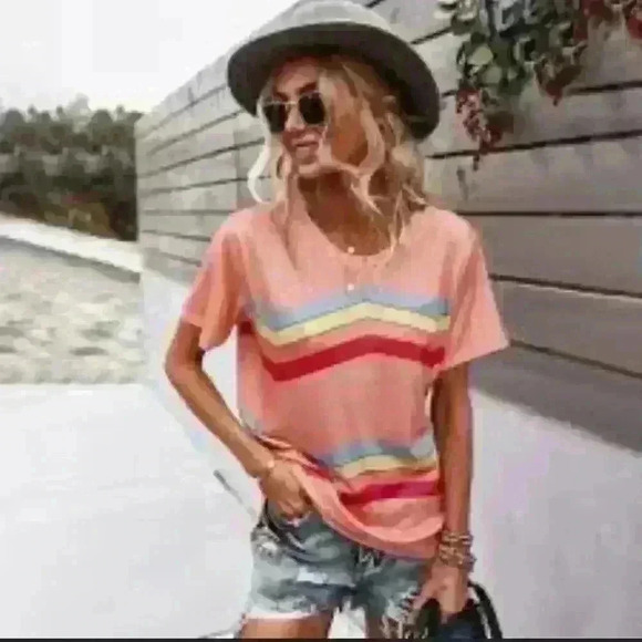 Tops - NWT Multicolored Chevron stripe Round-neck side slit tee Large Item# 7E